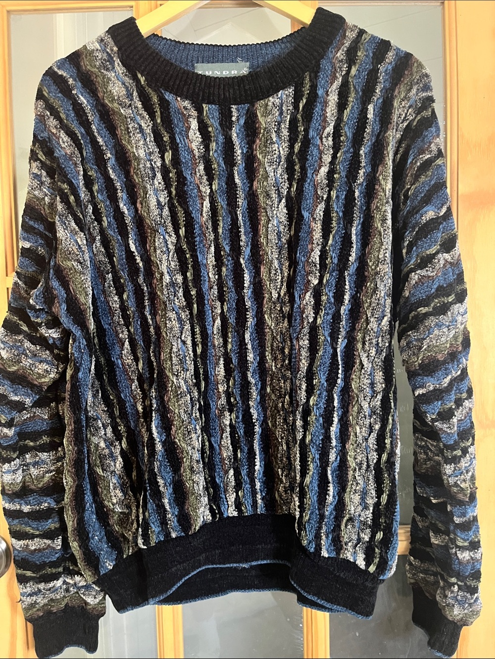 Tundra Coogie Style Vintage Sweater Canada Sz medium EUC